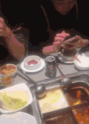 |搞笑GIF：来人啊有人要打我，没有三万我是起不来了！