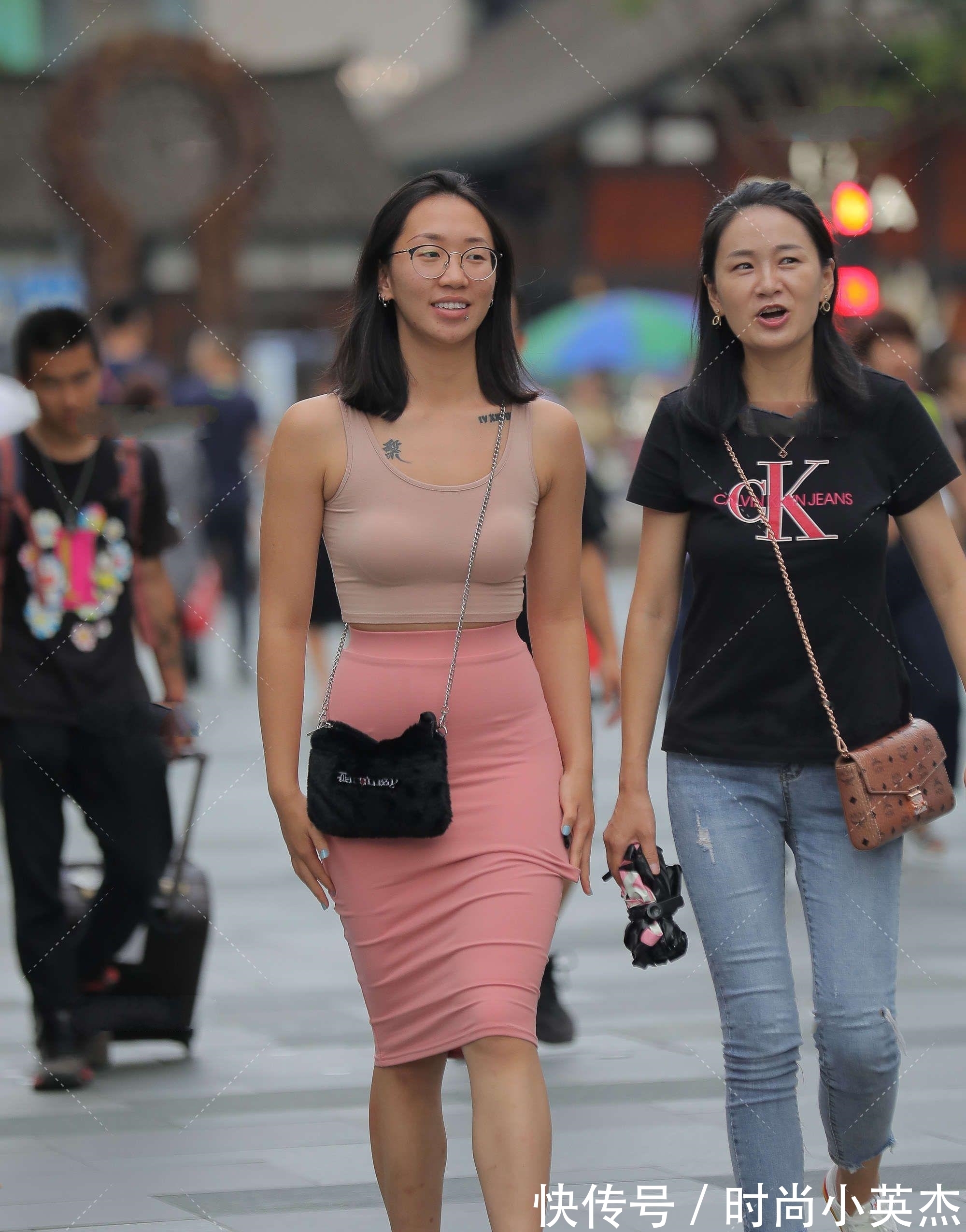 时尚 工字背心搭配豆沙粉色裙子,时尚优雅,散发出温柔气息