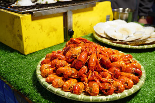 中国值得打卡的夜市，有浓厚的异域特色，很多游客特地打飞的过去