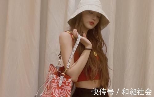 孔雪儿陪王晨艺吃烤肉,看清她夹的啥?网友:这才是自律的表现