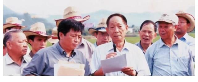 王嘉尔|《跑男》最心机嘉宾,当着镜头诉说委屈,受人帮助不感恩还撕名牌