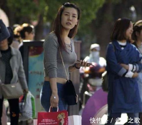 牛仔裤穿搭更显时尚韵味, 轻松穿出迷人的线条感!