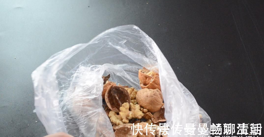 塑料袋|剥核桃谁还用工具剥 聪明的她一个塑料袋就搞定了, 方法简单又实用