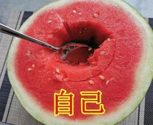 哈喇子|同是“吃西瓜”,男友切VS妈妈切,看到闺蜜擦下哈喇子