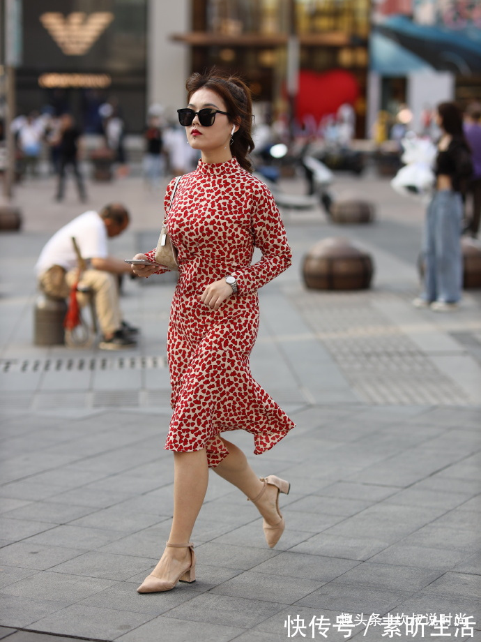 尖头高跟鞋 红色“波点裙”搭配尖头高跟鞋,清爽靓丽,充满知性美!