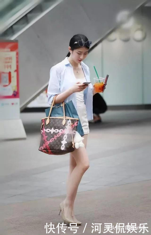 美女搭配上优雅的尖头高跟鞋,让中年的她也能够散发出特别的韵味