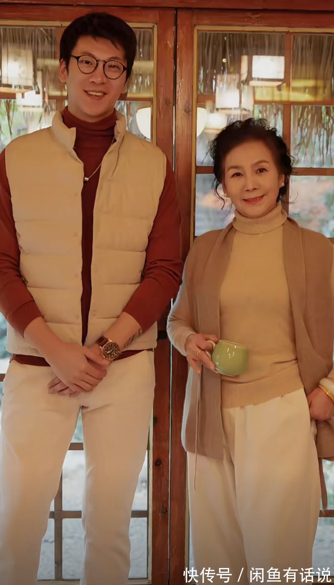 惊艳 65岁阿姨才不扮嫩,和1米9儿子穿亲子装出游太惊艳,我也不怕老了