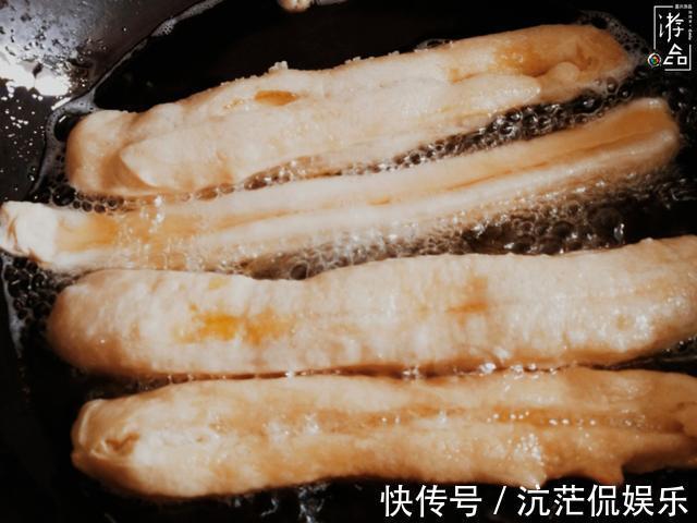 面粉|在家炸油条详细解析提前一天用温牛奶和面,下锅前必须使劲拉扯
