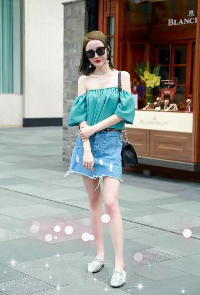 街拍性感紧身衣小姐姐,整体散发出青春活力气息