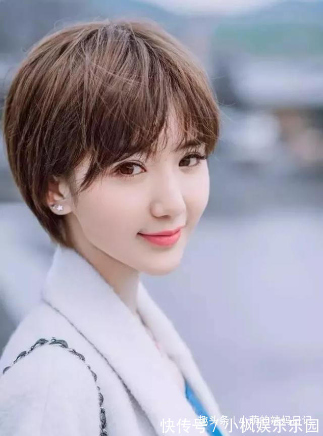 微卷|女人40岁后别乱烫发!今夏流行这3种“短发”,显小了10岁都不止