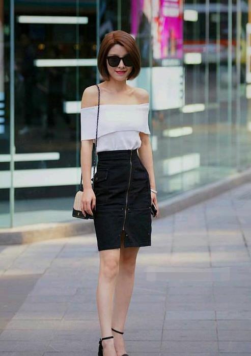 街拍:小姐姐身材玲珑,牛仔裤搭配修身背心,简洁大方美观