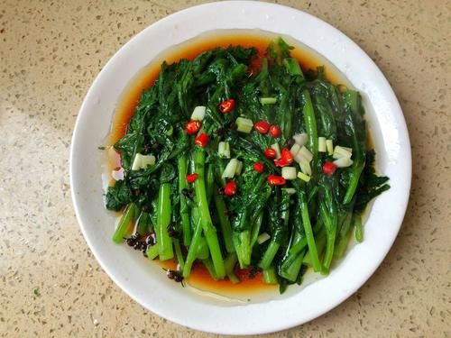 爸爸|爸爸拿手的茼蒿做法,5分钟做1盘,脆嫩清甜,家人抢着吃