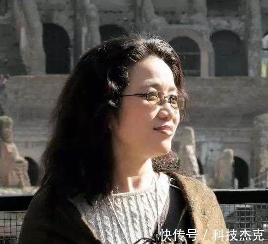 微微一笑$曾翔指责中书协主席不会握笔,孙晓云只微微一笑,高下立判