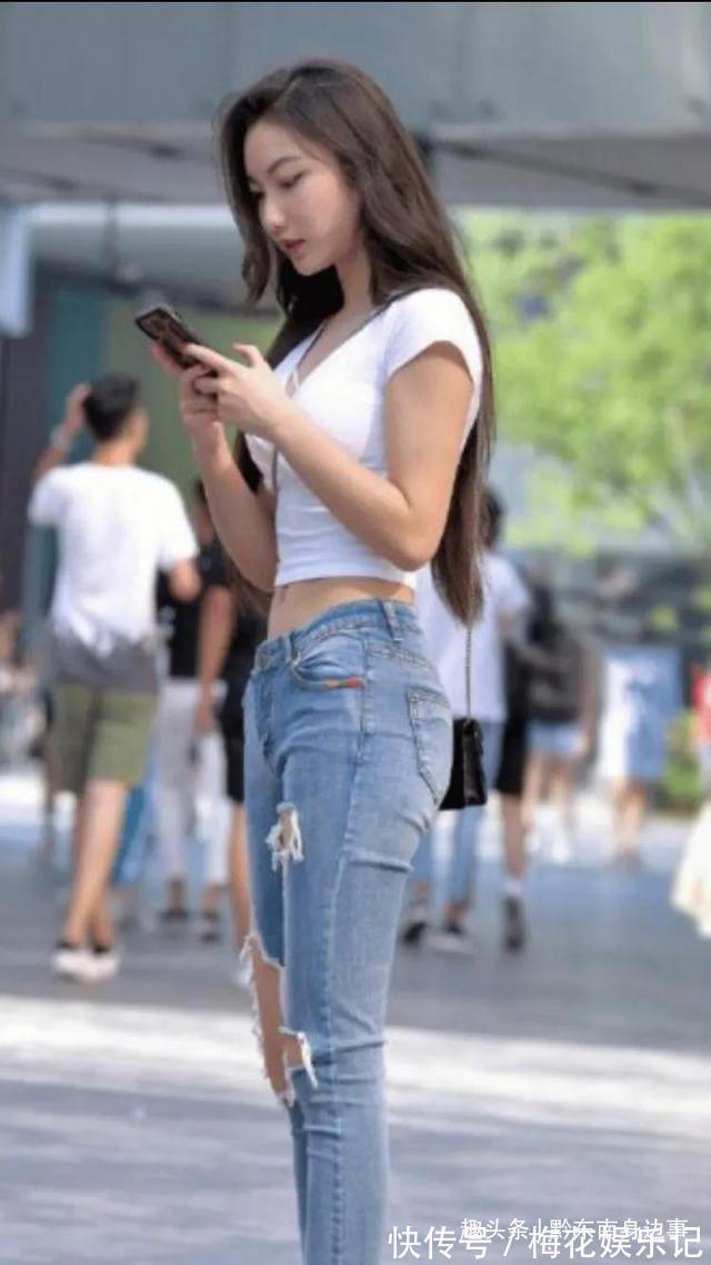 街拍 白色T恤搭配紧身牛仔裤，简约优雅大气，这样的穿搭你喜欢吗？