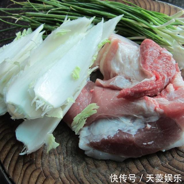 白菜饺子此样调馅太好吃了，做法简单，味道鲜美，好吃停不下来