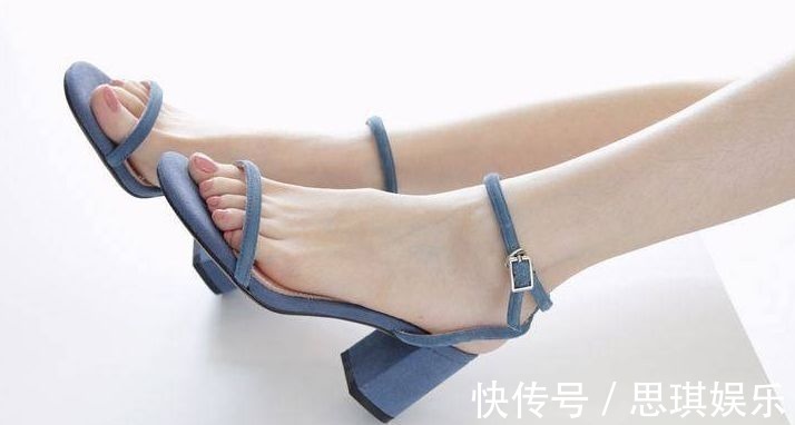 优雅 经典的一字系带设计,衬托纤细柔美的脚踝,展现优雅大方的气质