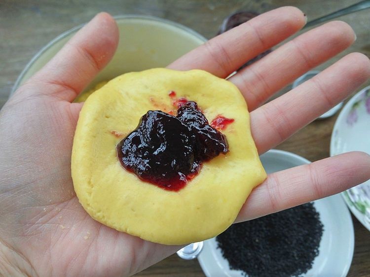 孩子很喜欢吃的南瓜芝麻球，外酥里糯的，大人孩子都喜欢