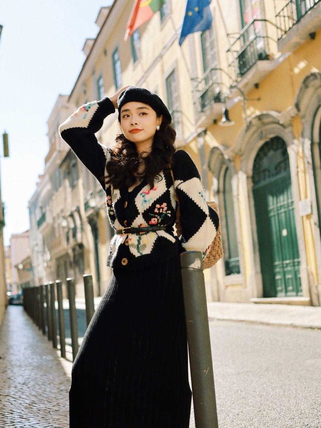 氛围感|圣诞装备可不止有红绿配,跟着博主这样穿,美得高级又与众不同