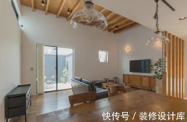 胡桃木床|爸妈买的小复式楼，楼上楼下125平，加上落地窗住两家人都不挤！