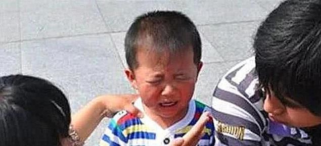 父母|“别打了,我不买了”,6岁女儿哭着求饶,失控的家长有多可怕