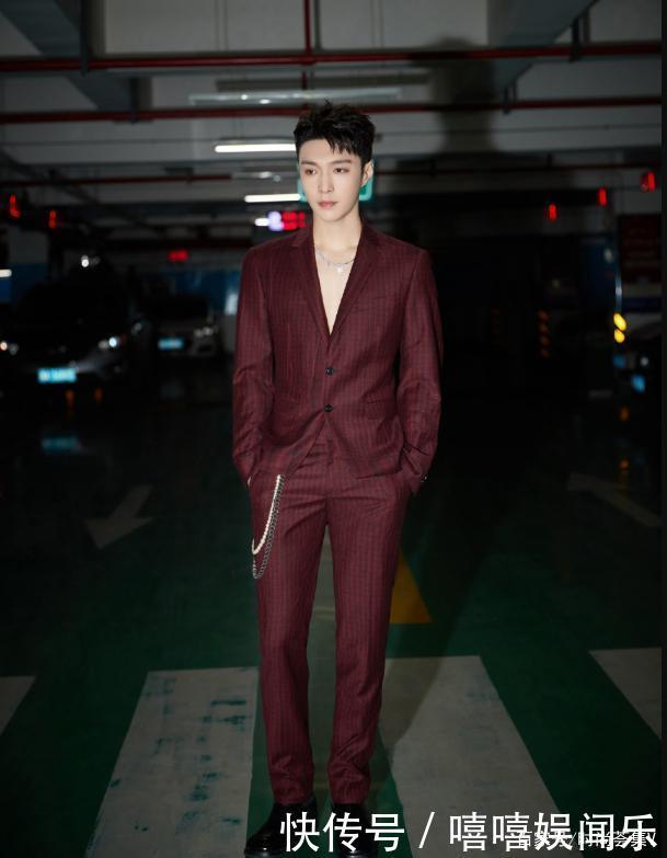 黑色t恤 又帅又奶,造型百变,这档综艺里的张艺兴帅气值满分