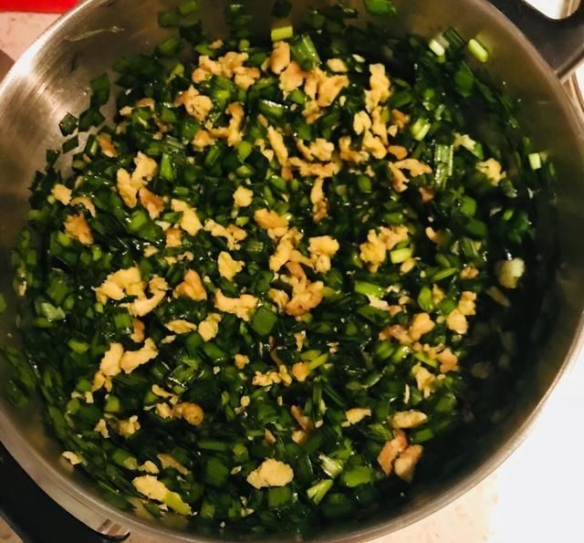  失败|老妈教我做韭菜盒子，不发面不揉面，只需这样做，皮薄酥脆零失败