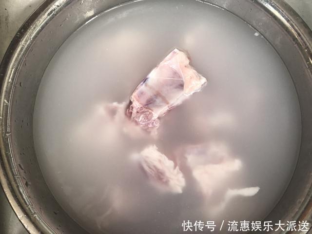 浸泡|反复提醒！排骨不要焯水，大厨这样做，没有腥味，也不会变老变柴