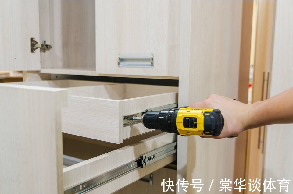 油漆工|为什么很多人装修,都直接找工人师傅,而不找装修公司呢?