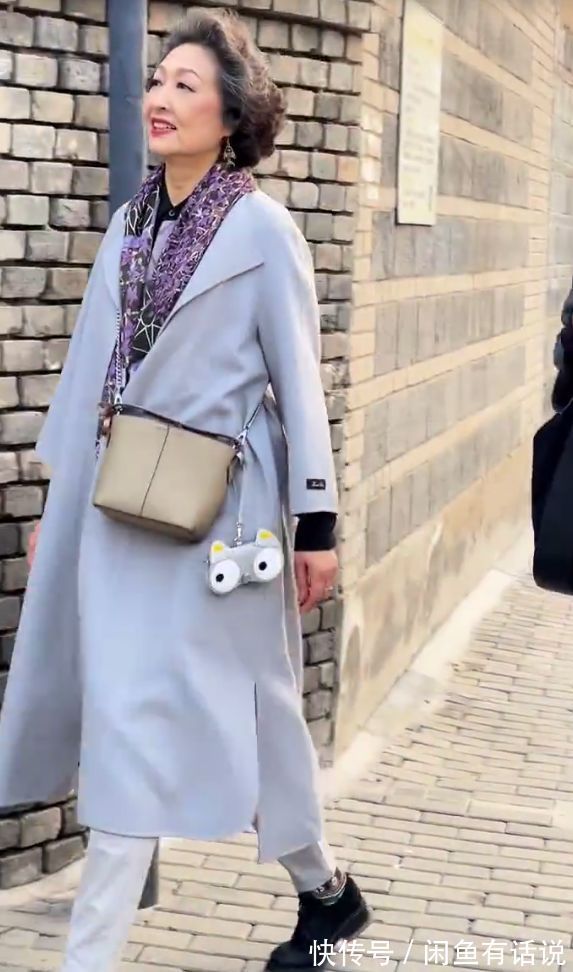 上了年纪不必刻意扮嫩,学75岁奶奶穿“大衣+烟管裤”,老得优雅