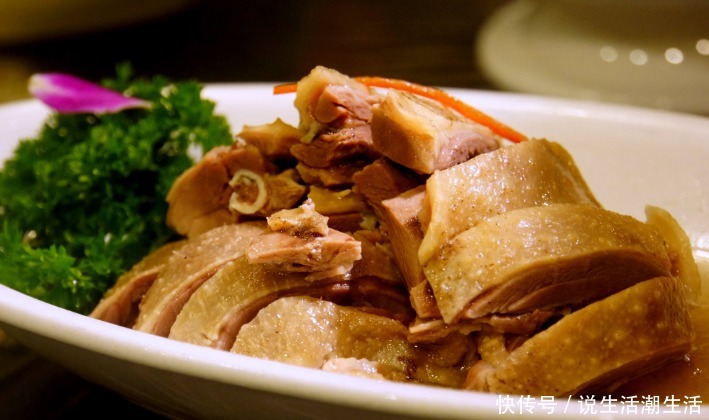 浓香|蒸鹅,鹅肉固浓香嫩滑可口,镀里的酒和水也是极鲜美的汤