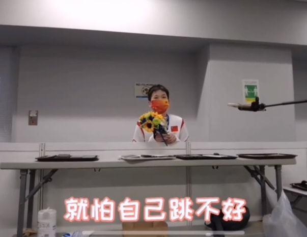 采访|默默等着小姐妹采访!全红婵边扭身子边偷瞄情况,红姐等的挺无聊