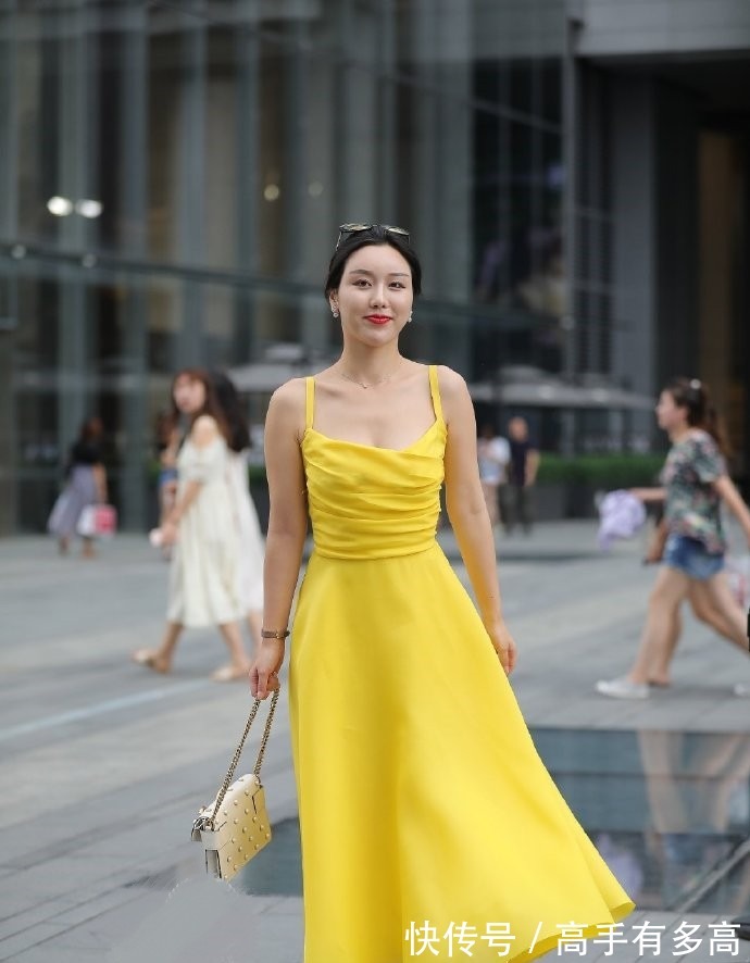 凉高|穿着“珍珠链”凉高，配着长款连衣裙，要多迷人就有多迷人