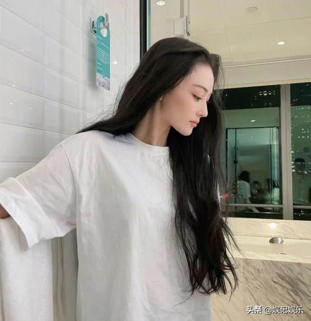 张馨予在家下厨，喂爱宠吃莴笋，开心唱儿歌疑似在哄两岁女儿