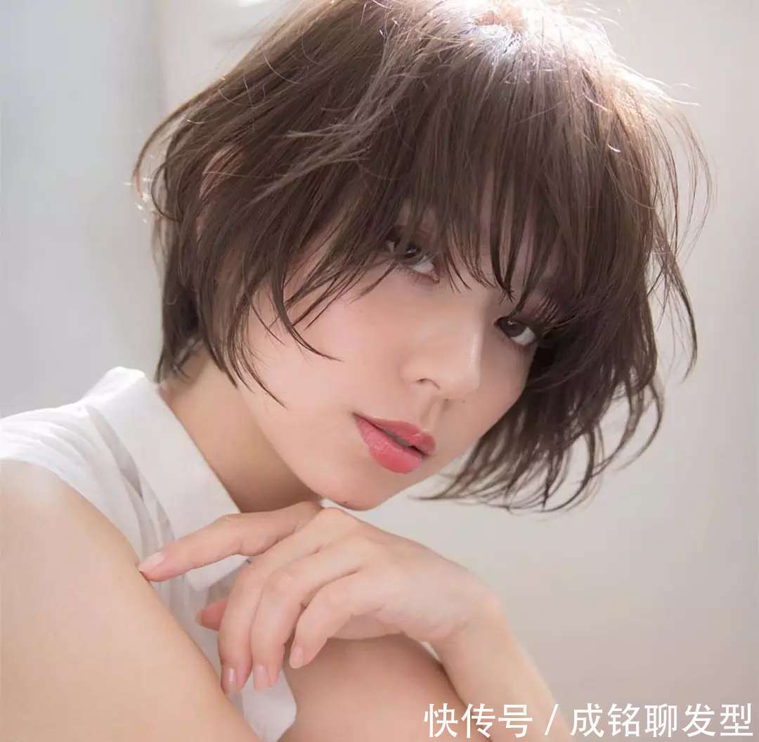 头发细软、发量少、额头高,适合什么发型?剪短烫卷,别无他法