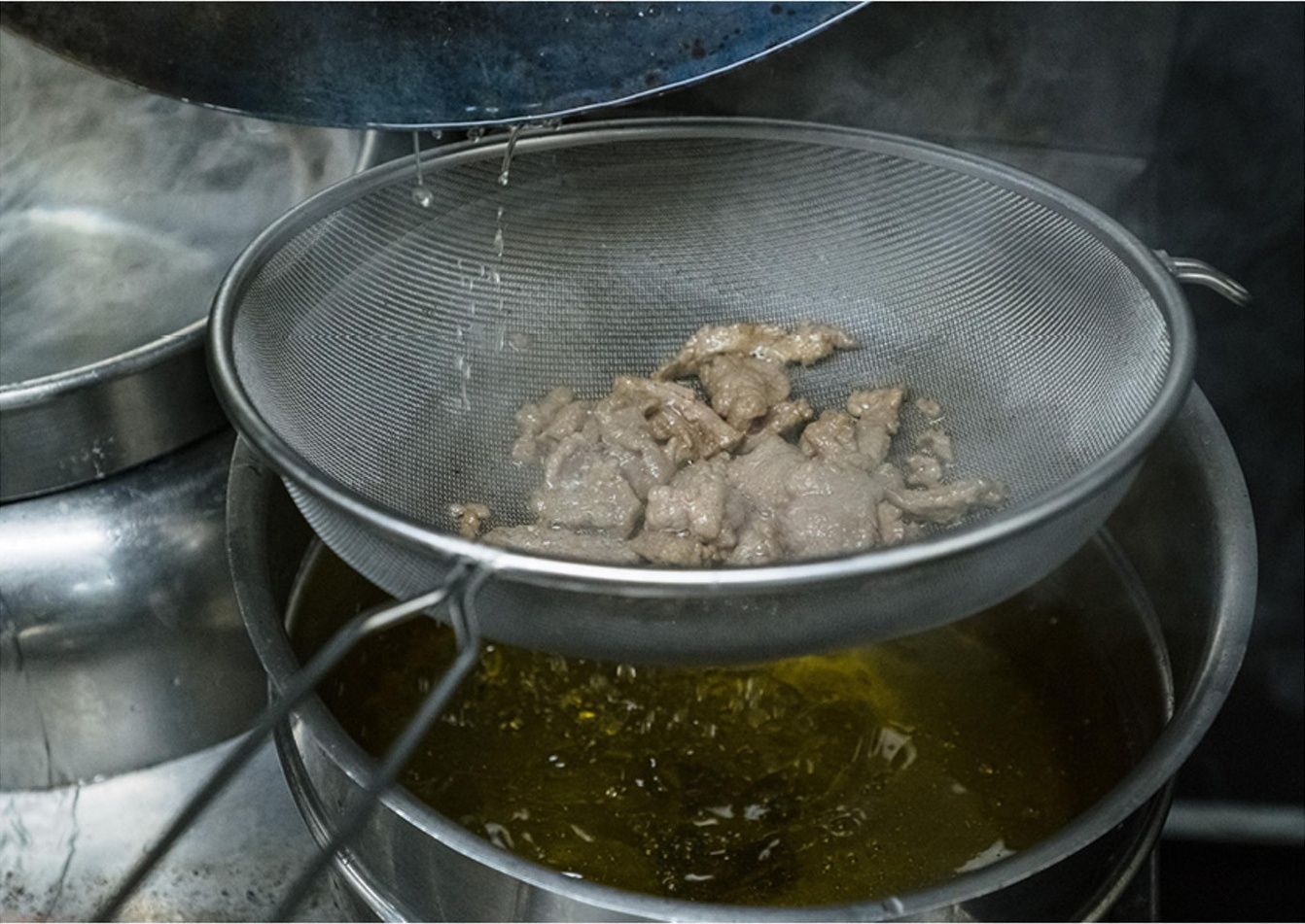 腌牛肉|牛肉又老又硬，因为你只会加生粉，大厨一招就把牛肉变得又嫩又滑