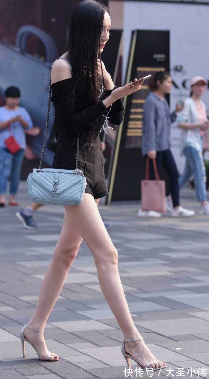 大长腿|美女街拍:没有什么可以打败一字带配热裤的女孩,她们是女装界的天花板