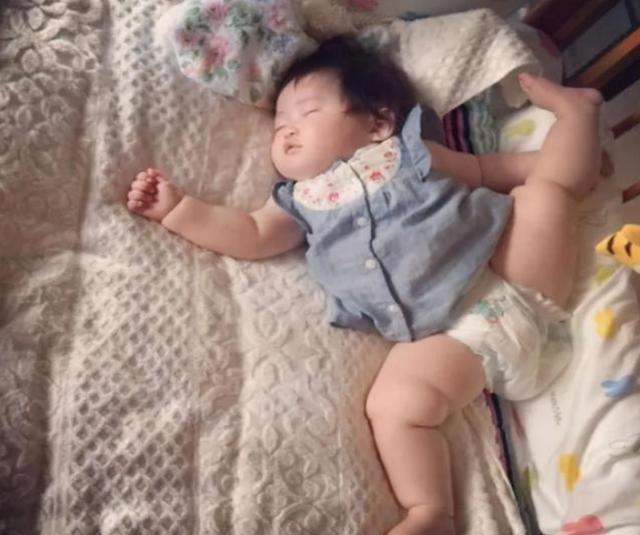 宝妈|宝宝睡觉时喜欢“滚来滚去”?是在发出3个信号,宝爸宝妈要读懂