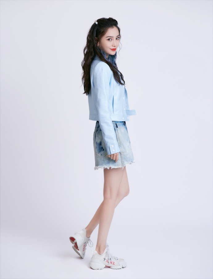 上衣|Angelababy当妈了少女感更强了,娃娃领上衣配小黑裤,俏皮又减龄