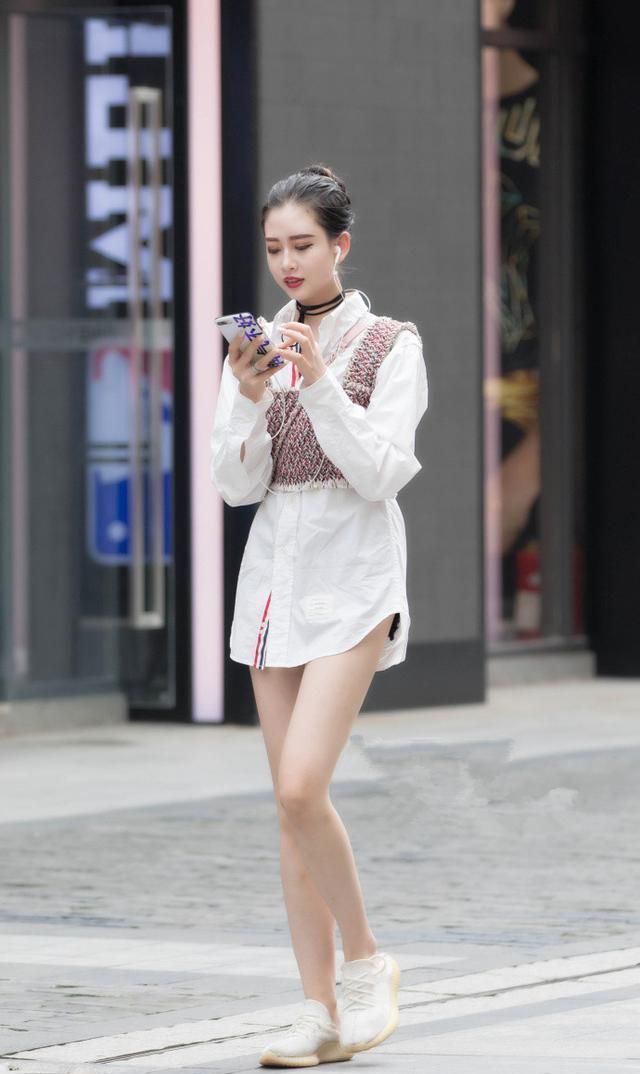 套装|街拍:美女深色的条纹套装,把职业装穿得很时尚,笑容甜美可爱