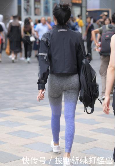 黑色长袖风衣搭配高腰瑜伽裤,修身时尚,大方得体