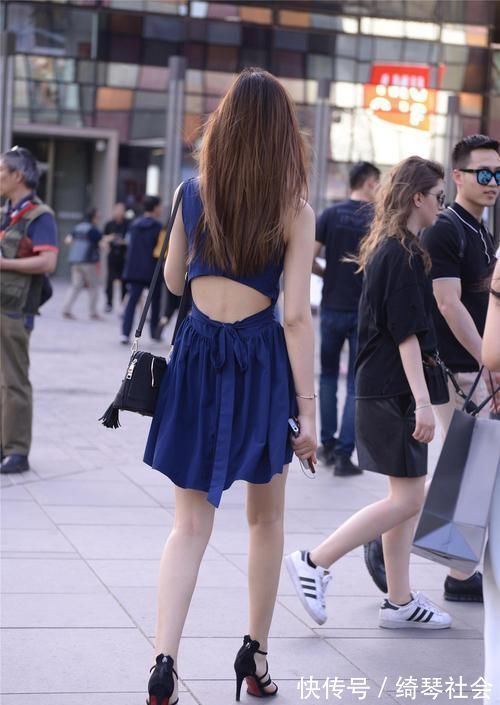 时髦 细高跟凉鞋搭配一款连衣裙,简单的服装穿出气质,搭配出时髦感