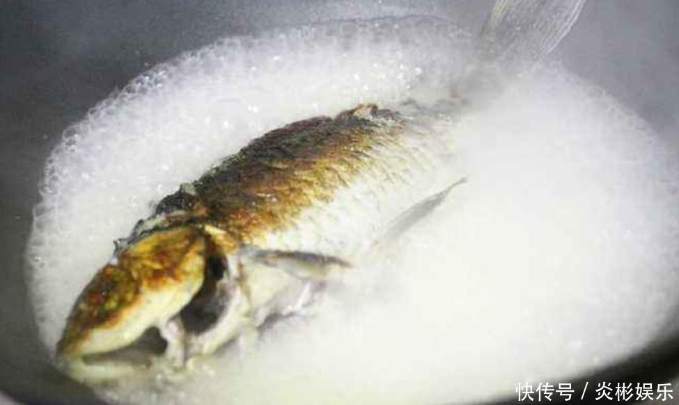 把鱼汤炖白,只需要2个技巧,奶白浓香,冬天常喝,养胃滋补