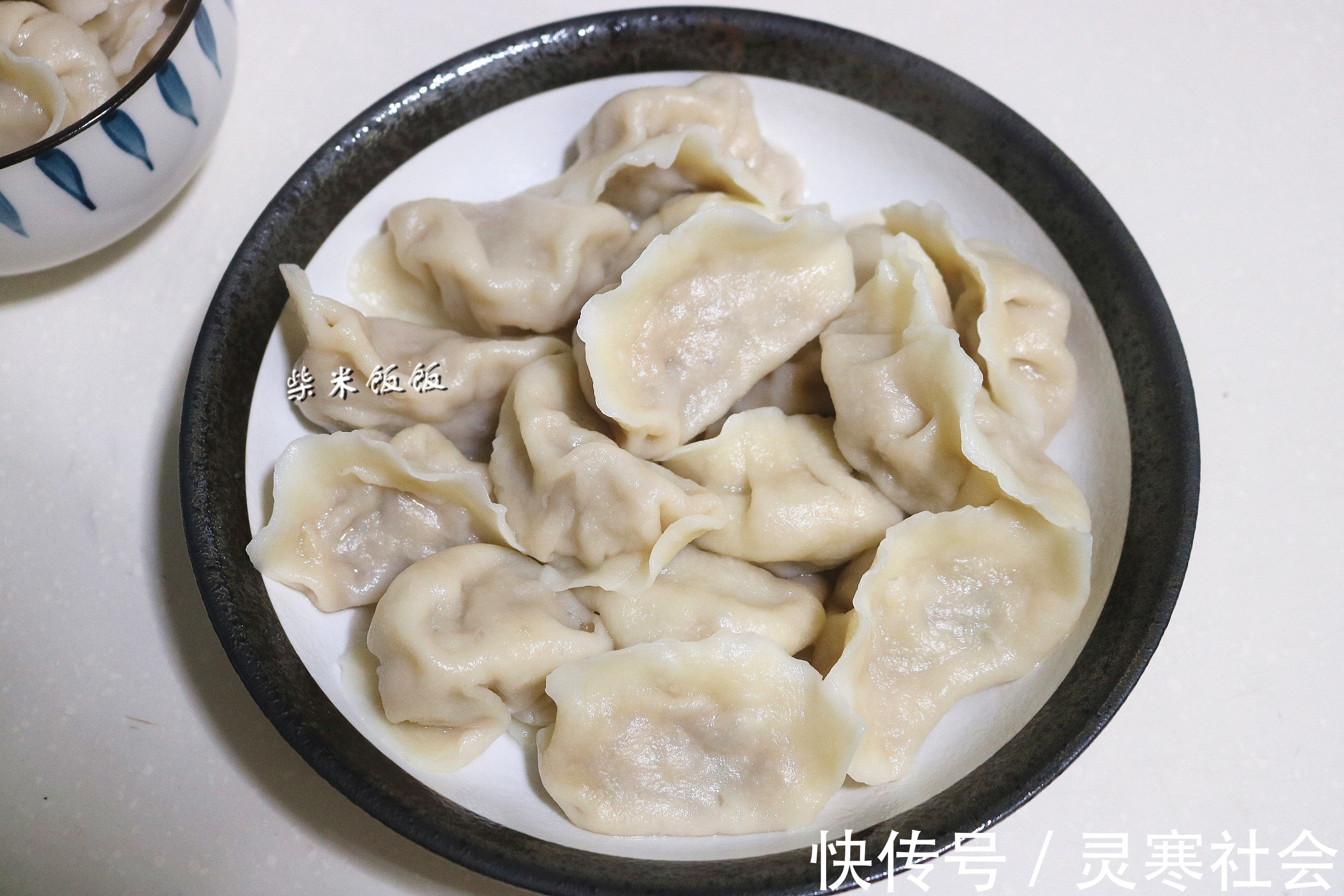 白菜汁|饺子还是这馅好吃,咬一口流汤汁,香软过瘾,一大盘不够吃