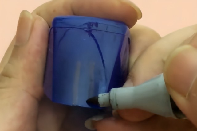 洗发水|洗发水瓶的盖子不要扔,剪几刀放到卫生间,全家人都要抢着用!