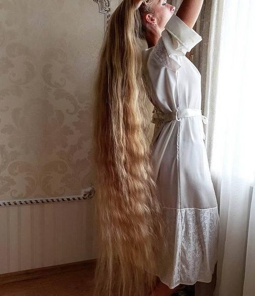 这个女孩从5岁以后就不再剪头发了,这是29年后的结果,真漂亮