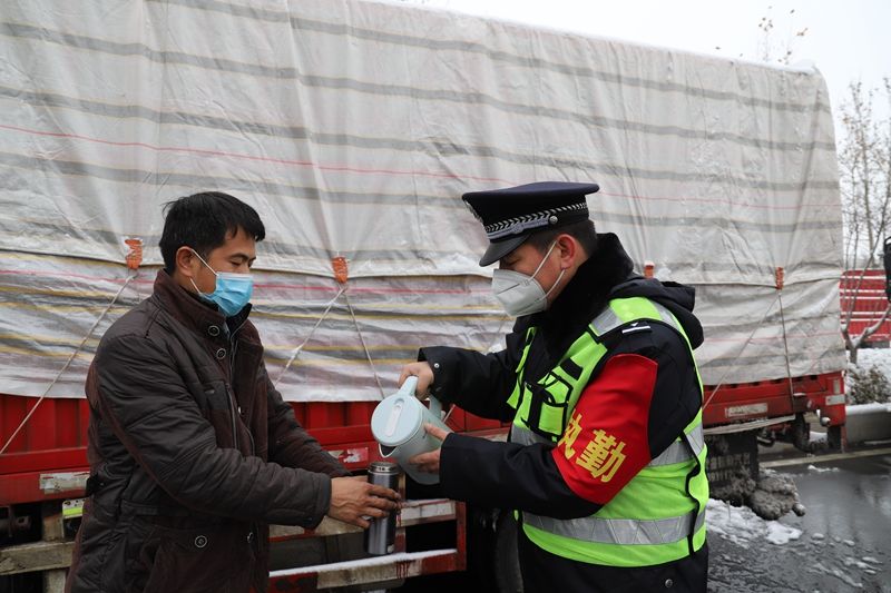 京港澳|大雪封路，安阳公安为滞留司乘人员送暖心食品