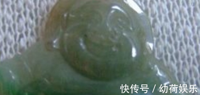 翡翠手镯&对于翡翠的雕刻,其实也有一些规律的,一起扒开这些细节来看看