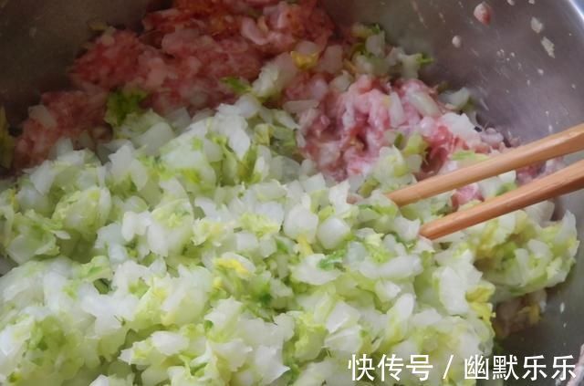 做白菜馅饺子,牢牢记住“两不放”,饺子味道香,还鲜嫩多汁