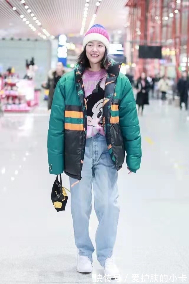 搭配|超模过冬也像普通人,刘雯面包服配毛线帽,不够时髦却俏皮可爱