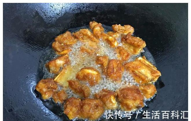 鲜香|入伏后孩子最馋排骨这做法,鲜香入味不油腻,炸后加料一拌,真香